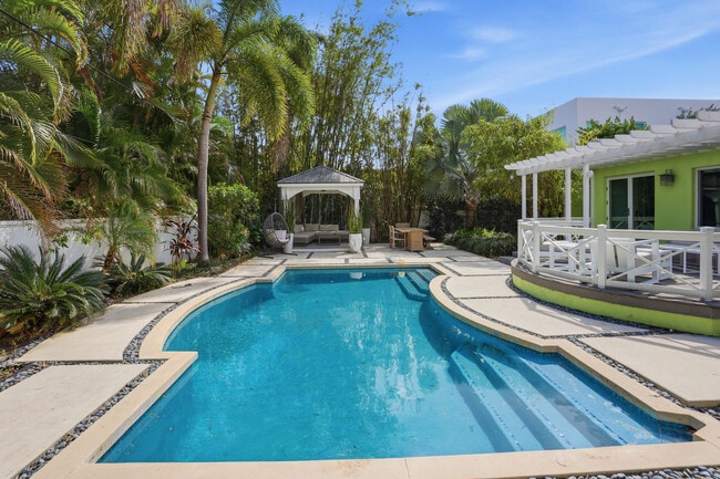 Building Photo - 309 NE 8th Ave