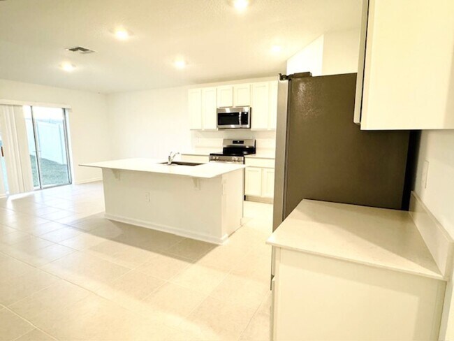 Building Photo - Home For Rent in Haines City with 4 Bedrooms and 2 Baths