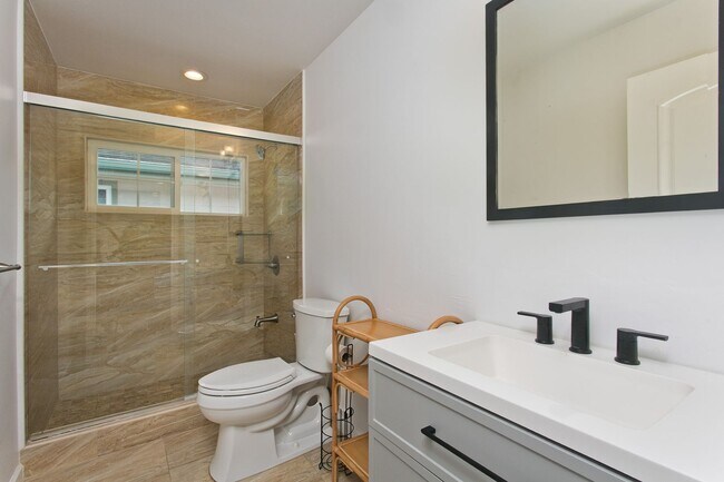 Building Photo - Diamond Head - Pet friendly - furnished 3 bedroom home with garage! Available now!