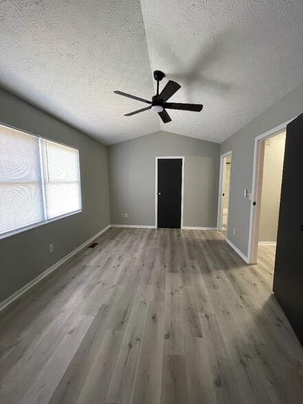 Building Photo - 3828 Longton Dr