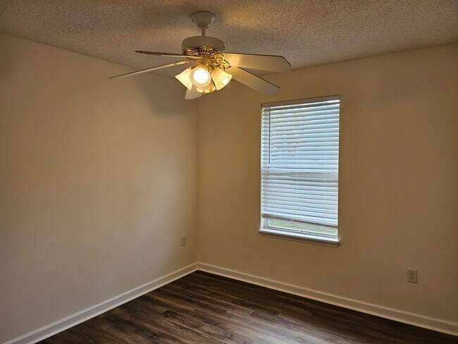 Building Photo - $1550 - 3/2/1 - Great Location Duplex B Section