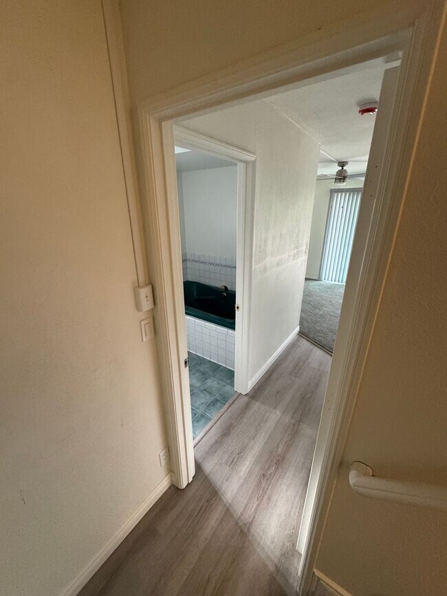 Building Photo - 5 Bedroom, 3.5 Bath, Beautiful 1,856 SQ FT...