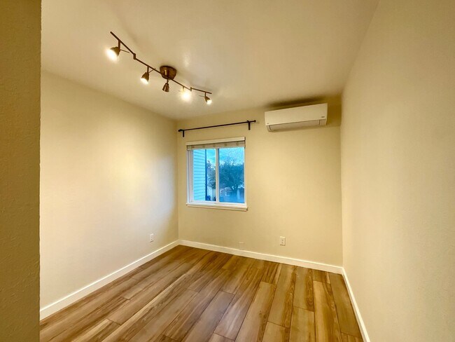 Building Photo - Beautiful Leschi Townhome with Fenced Yard