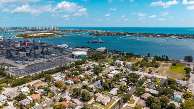 Building Photo - Charming 2-Bed With Backyard Oasis In West Palm Beach!
