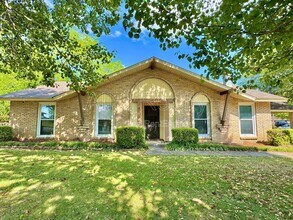 Building Photo - 2311 Cottingham Dr