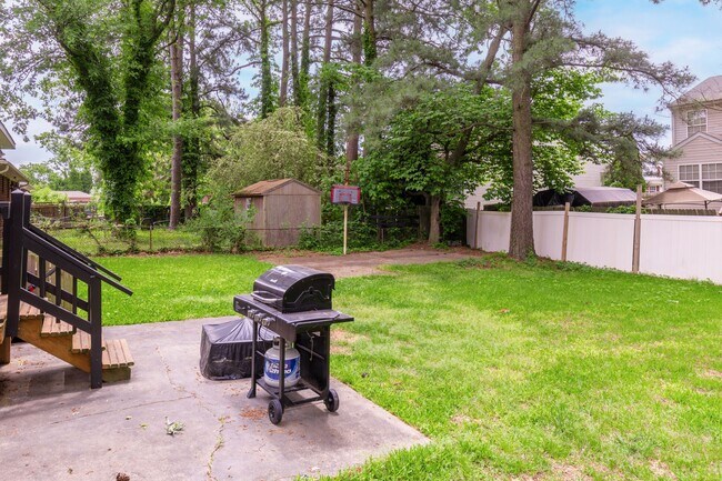 Building Photo - Charming 3-Bedroom Coastal Home in the Hea...