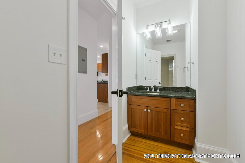 Building Photo - 467 E 8th St