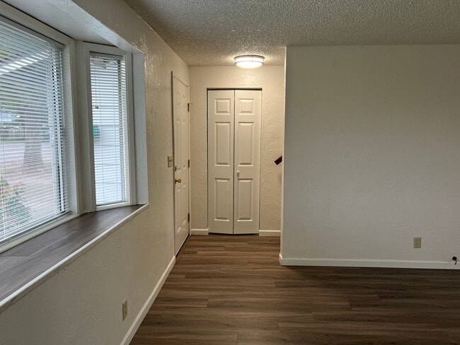 Building Photo - 2 bed 1 1/2 bath duplex in Springfield!