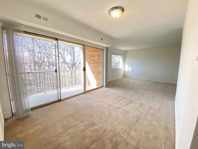 Building Photo - Spacious top-floor garden condo with updat...