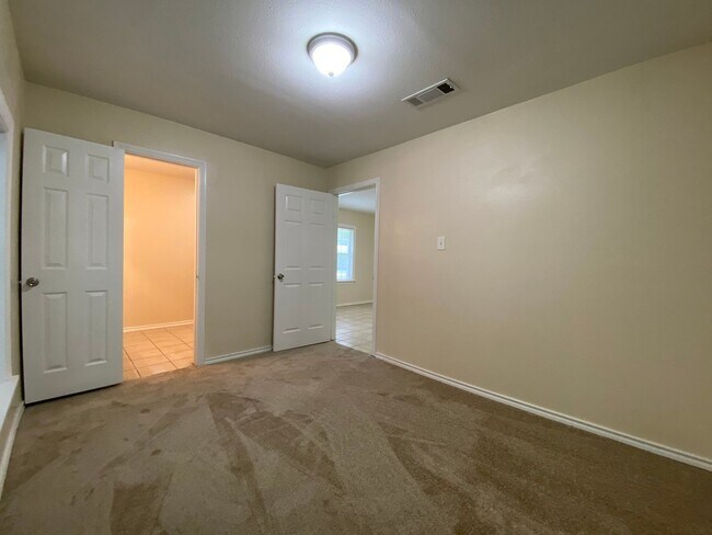 Building Photo - COMING SOON 3 BEDROOM 2 BATH HOME IN TCU AREA