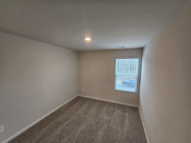 Building Photo - Like-New townhome in Concord