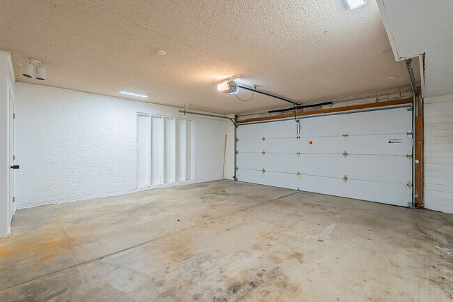 Building Photo - Three Bedrooms & POOL in 85254!
