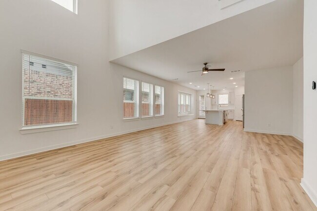 Building Photo - Beautiful 5 bedroom 3 full bath home in the heart of Heartland!