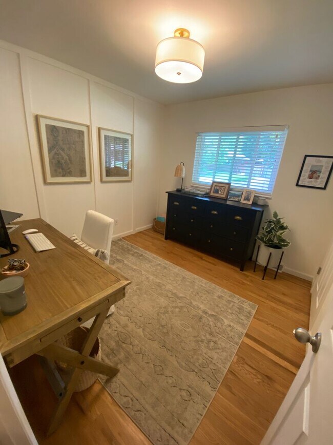 Building Photo - Single Family home half a block from Bible Park.