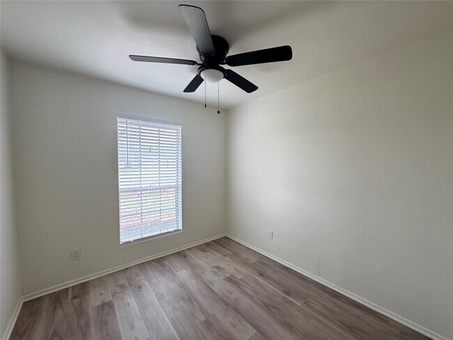 Building Photo - 1700 W Mesa Park Dr