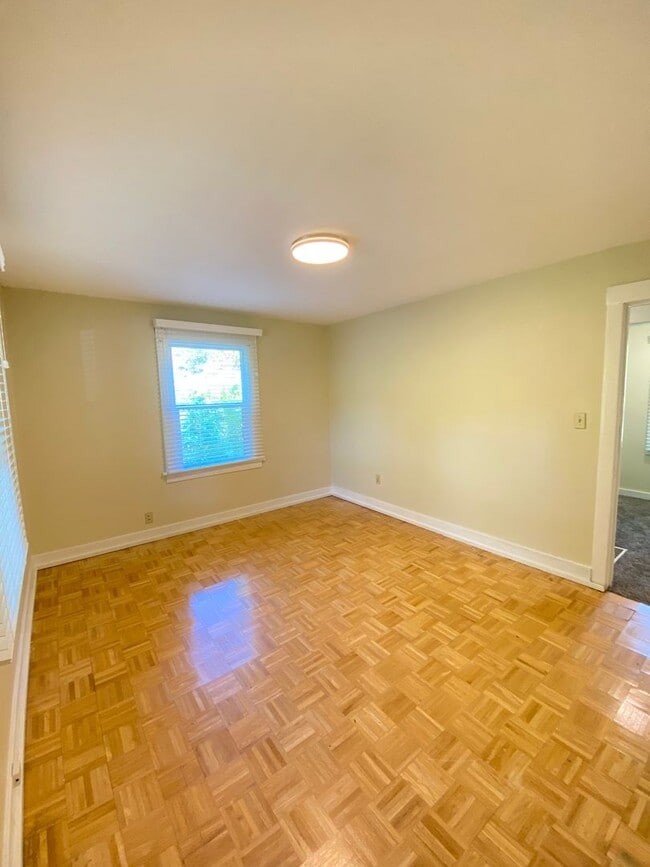 Building Photo - $1,695 - 2 Bed / 1 Bath Spacious House in ...
