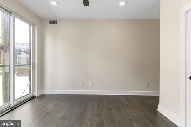 Building Photo - 1868 Frankford Ave