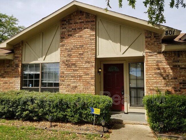 Building Photo - 801 Wood Glen