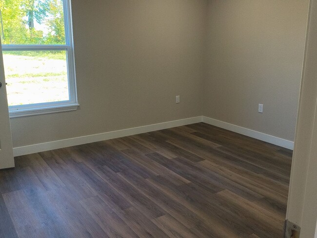 Building Photo - 207 Victory Ln
