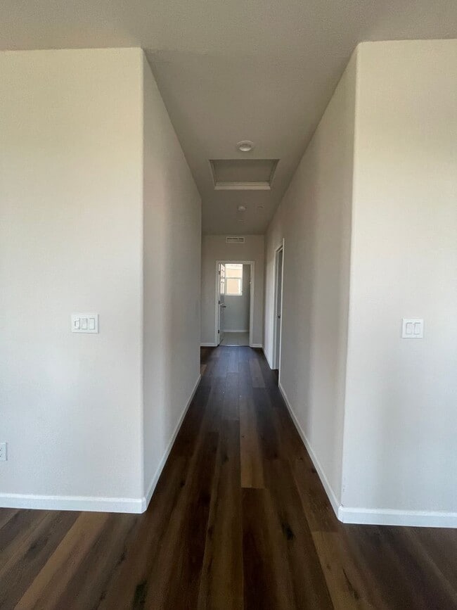 Building Photo - 427 Avignon Way