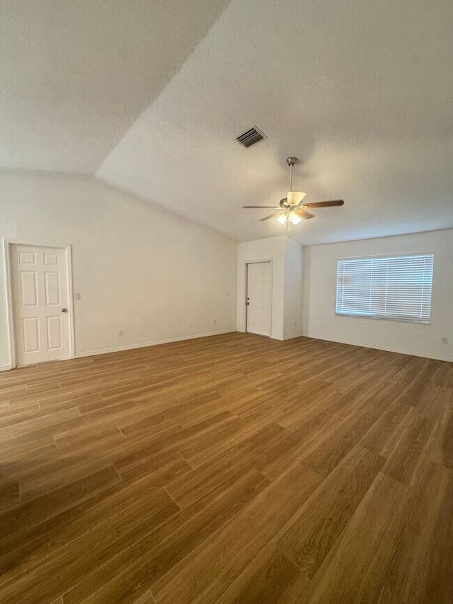 Building Photo - Charming 3/2 Home with open floor plan.