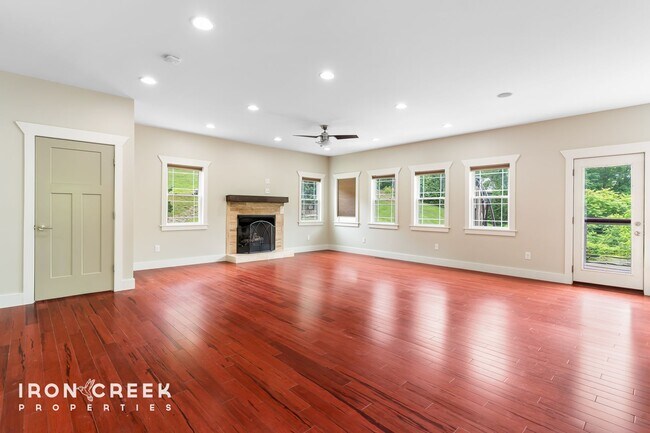 Building Photo - Beautiful Contemporary Home North of Downt...