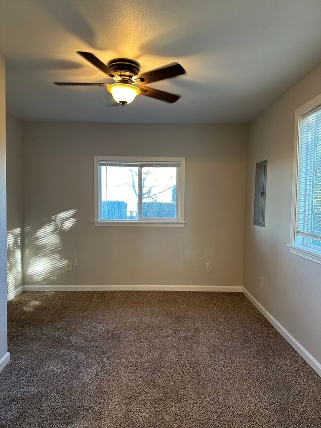 Building Photo - Updated House on 1/2 an Acre Near Spongs Landing Park! Pet Friendly!