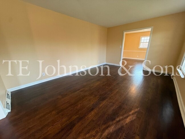 Building Photo - Spacious 4BR Home with Finished Basement, Screened Porch & Garage in Winston-Salem