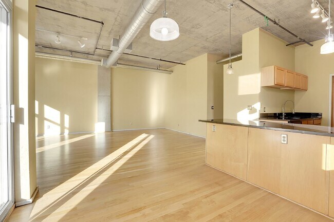 Building Photo - $2,350 - Urban 2 bed 2 bath Condo in Golde...
