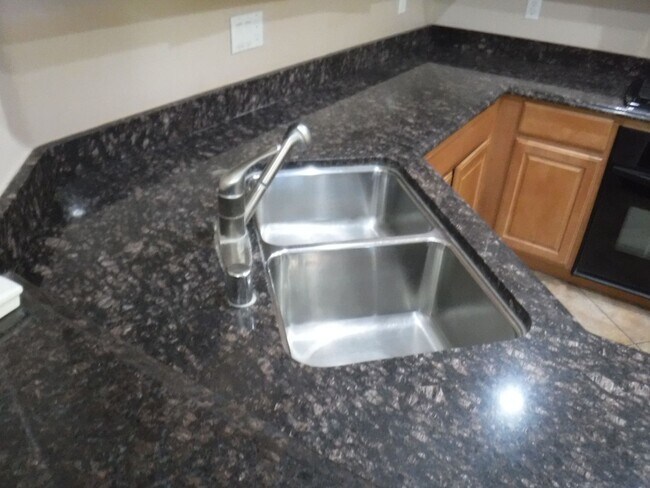 Building Photo - 1500 SQUARE FEET, 2 BED, 2 BATH AND 2 CAR ...