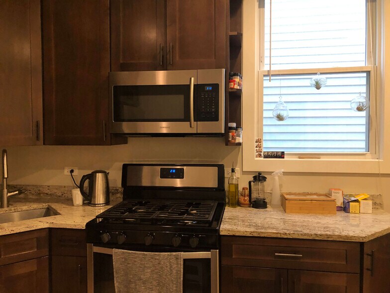 Building Photo - 3054 N Avers Ave