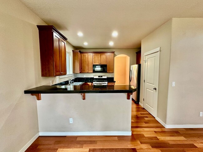 Building Photo - Beautiful 6-bedroom 4-bathroom home in an upscale neighborhood in the Sexton Mountain section of ...