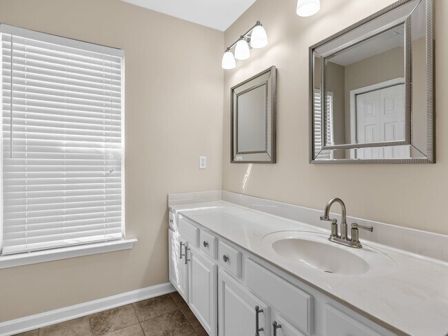 Building Photo - Beautiful 4 bedroom 2 bathroom house ready for you to call home!