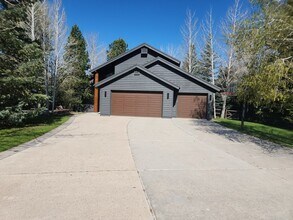 Building Photo - Beautiful Ranch Place Home