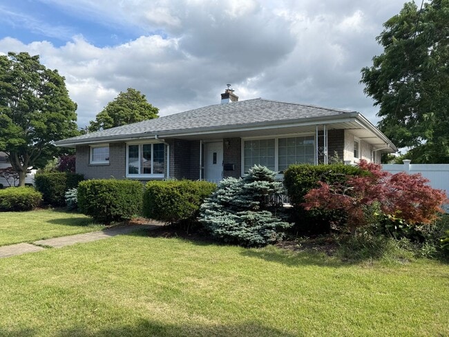 Building Photo - 3 bedroom 2 bath in the heart of Niagara F...