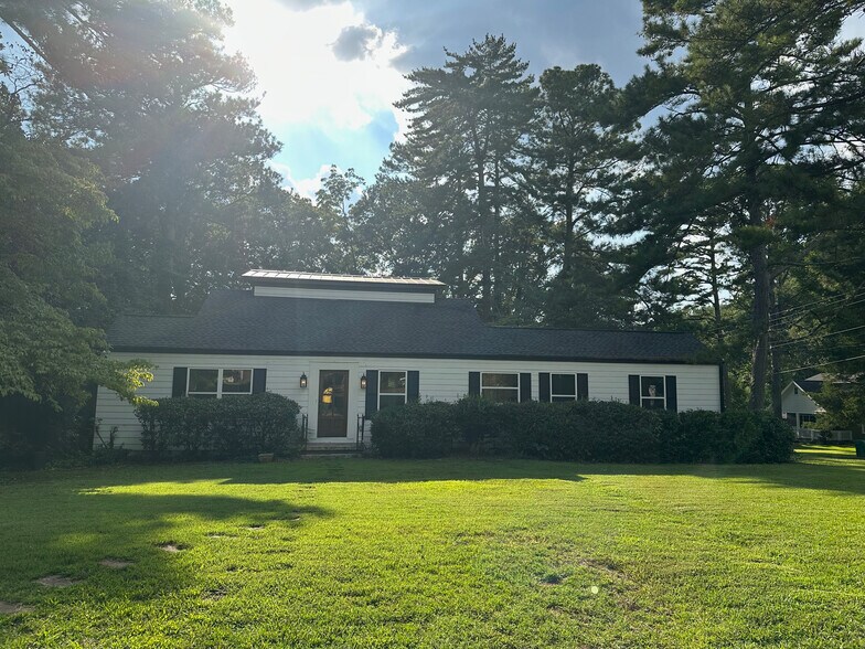 Primary Photo - 1045 Forrest Blvd