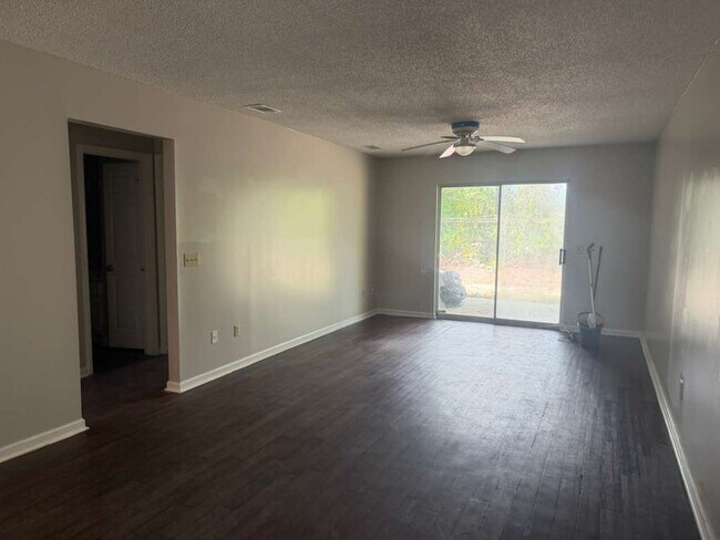Building Photo - 910 Brett Dr