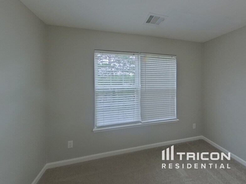 Building Photo - 27 Rockridge Dr