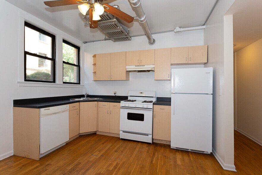 Building Photo - 2418 N Sawyer Ave
