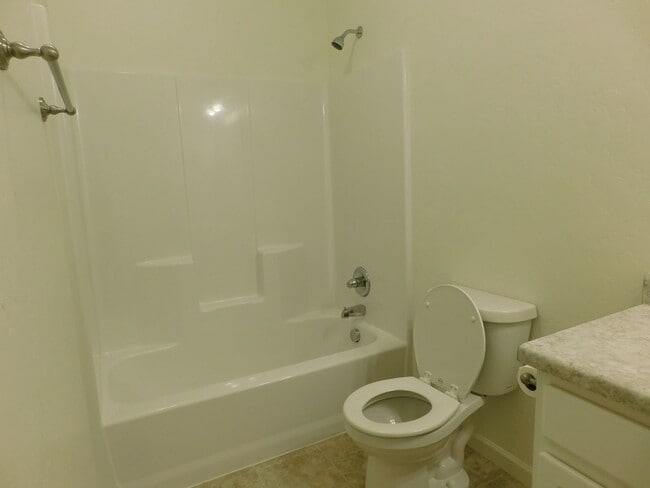 Building Photo - Townhome Near Shopping