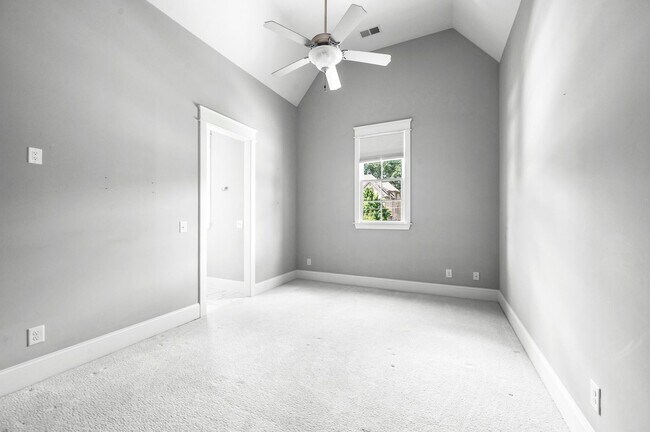 Building Photo - 1735 Hillmont Dr