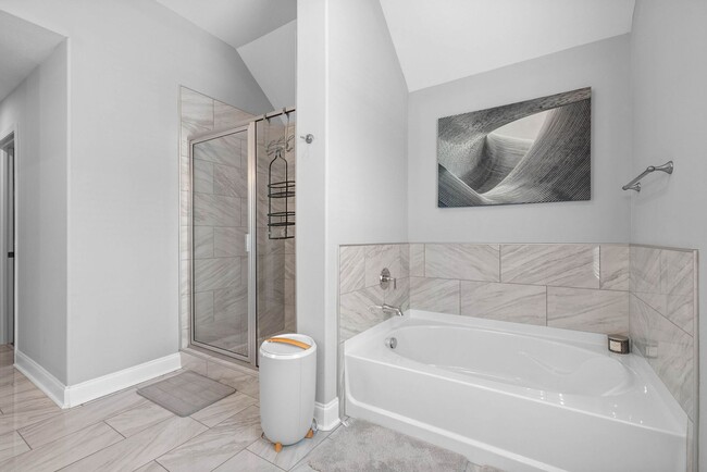 Building Photo - Modern 6-Bedroom Home with Open Layout & S...