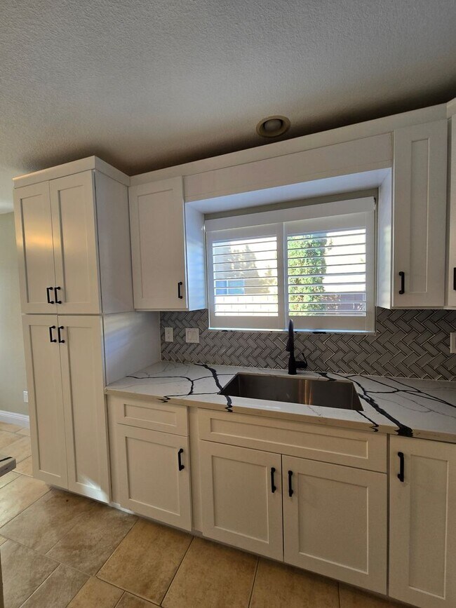 Building Photo - A Fabulous 4 Bedroom Home in Peccole Ranch