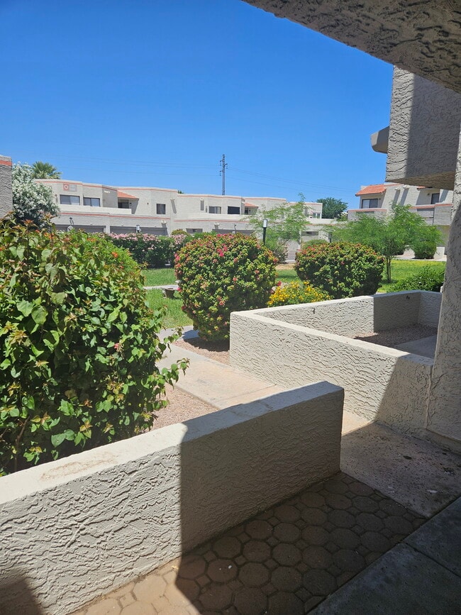 Building Photo - 885 N Granite Reef Rd