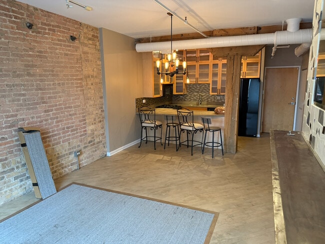 Building Photo - 1735 W Diversey Pkwy