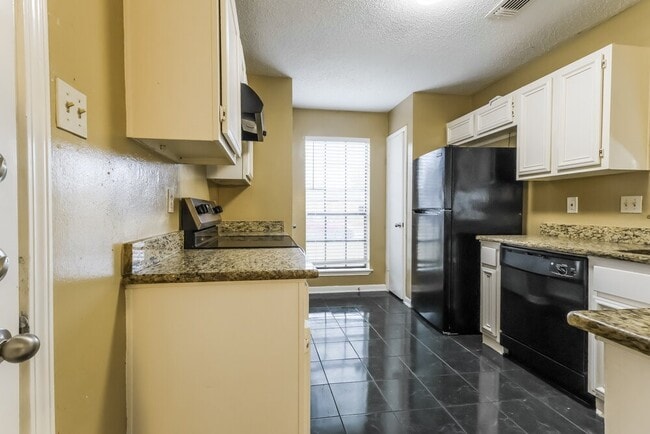 Building Photo - 2215 Hazyknoll Ln