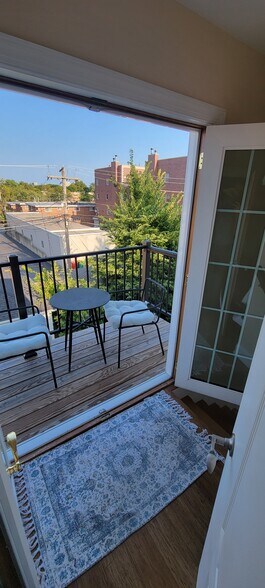 Building Photo - 6119 N Wolcott Ave