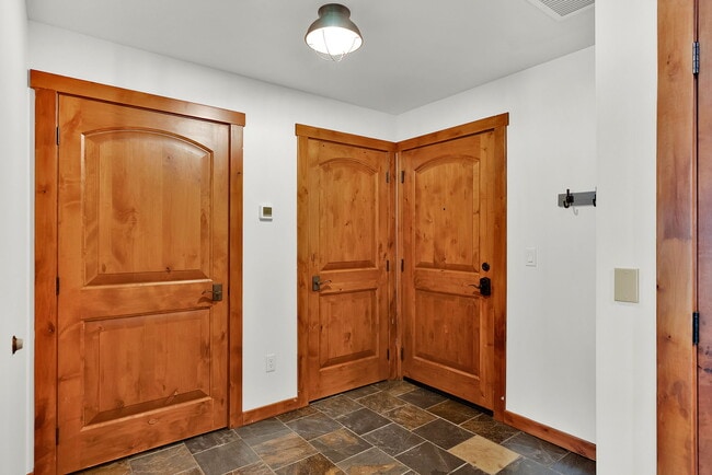 Building Photo - 834 Mc Kinley Ave W