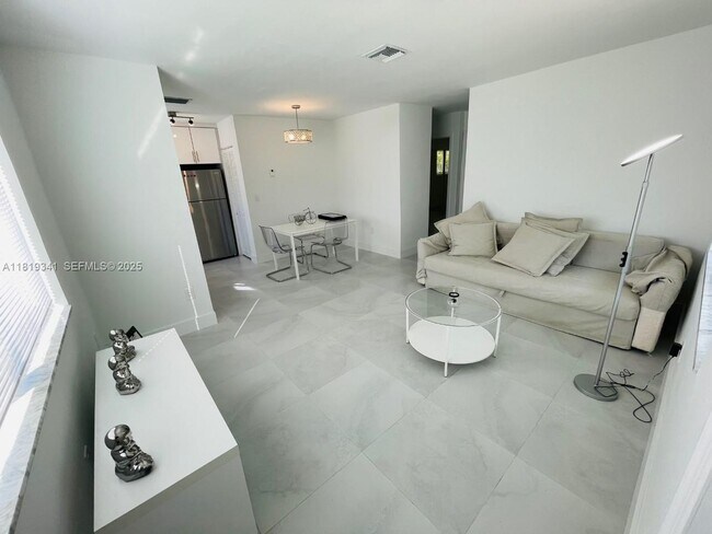 Building Photo - 1515 NE 110th St