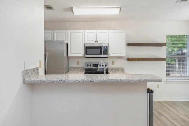 Building Photo - 2955 Sholtz Ave